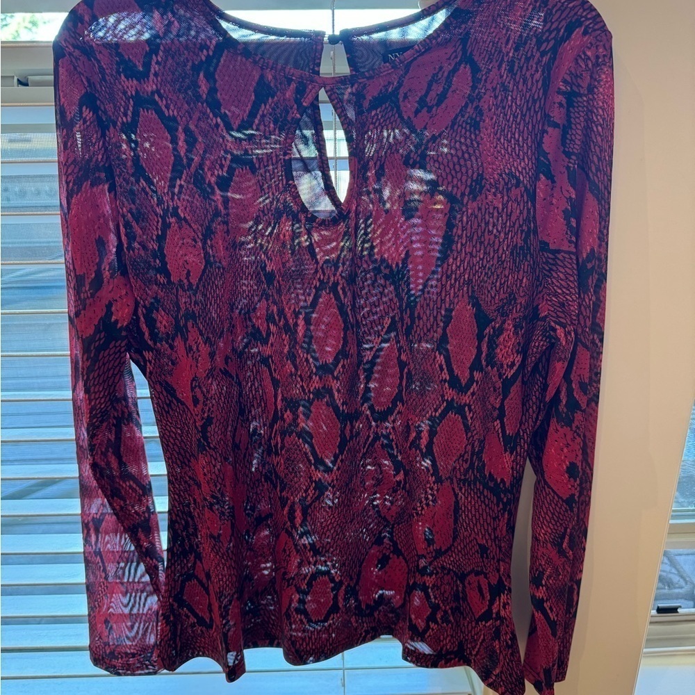 NY&Co Red Black Snake Print Mesh Top - Picture 5 of 7